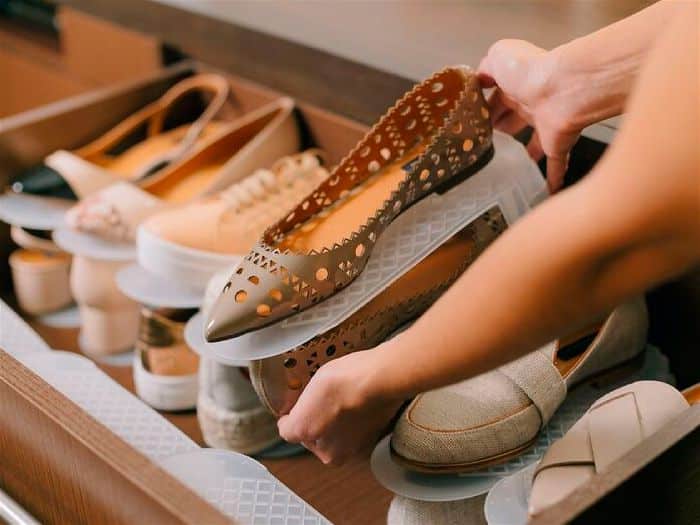 Mulher organizando sapatos em uma sapateira