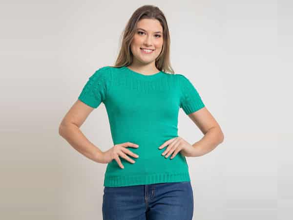 Close em mulher vestindo blusa de tricô verde