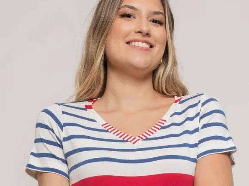 Muher usando uma blusa com decote em V.