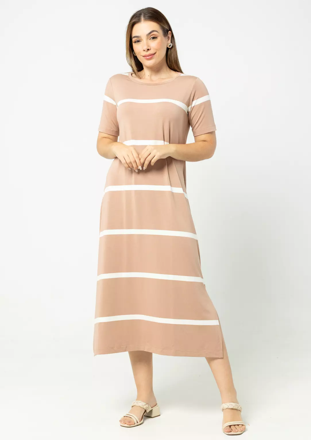 Vestido midi listrado: como usar a peça que nunca sai de moda?